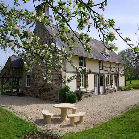 Holiday Home In Le Mesnil-Boeufs With Garden, Cleaning Included Feriehus Isigny-le-Buat